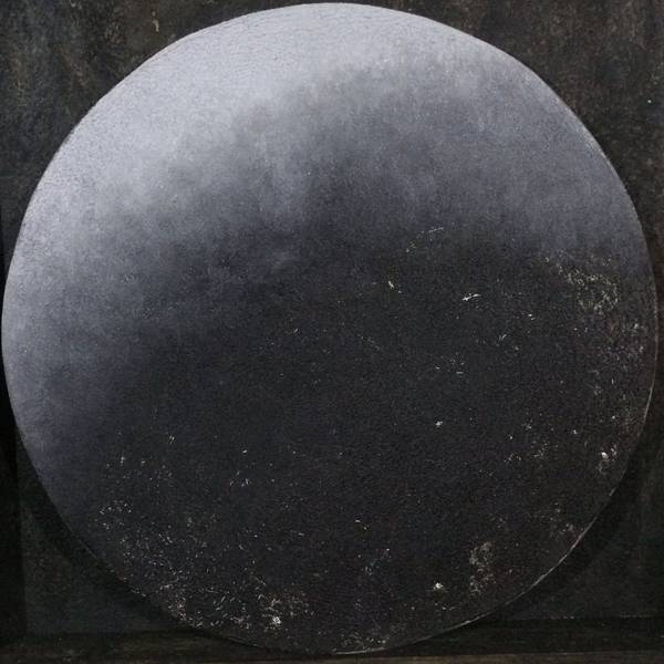 black planet 2 — dieselbe runde Form, das Licht sammelt sich nun oben.