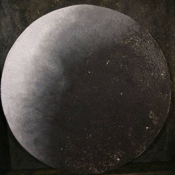 black planet — eine dunkle, kreisrunde Scheibe, links vom Licht gestreift, rechts im Schatten.