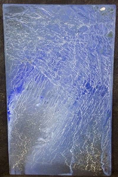 blue fluid — ein blaues Hochformat mit silbrigen Fließadern.