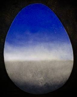 Eiform, ultramarinblauer Himmel, darunter ein dunkler Aschegrund.