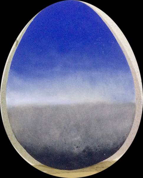 Eiform, blaugraue Zonen.